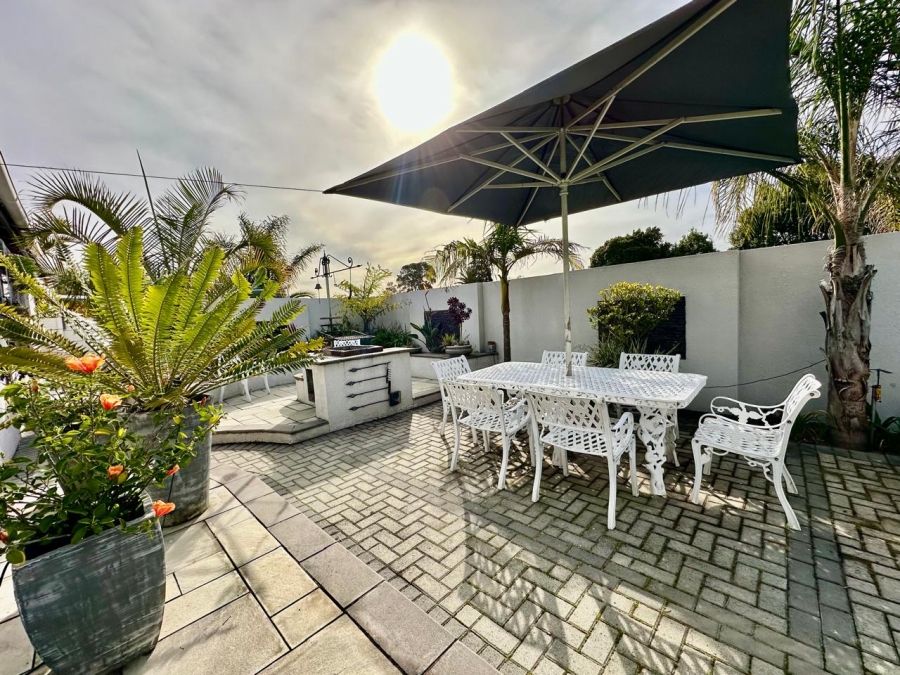 5 Bedroom Property for Sale in Loucharmante Western Cape